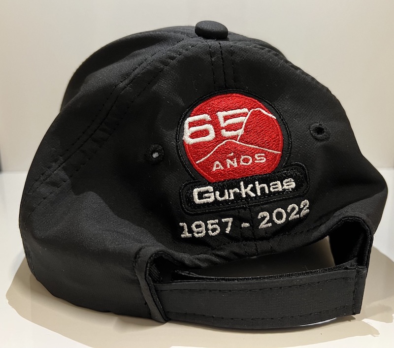 Gorra negra con logo 65 años en parte trasera